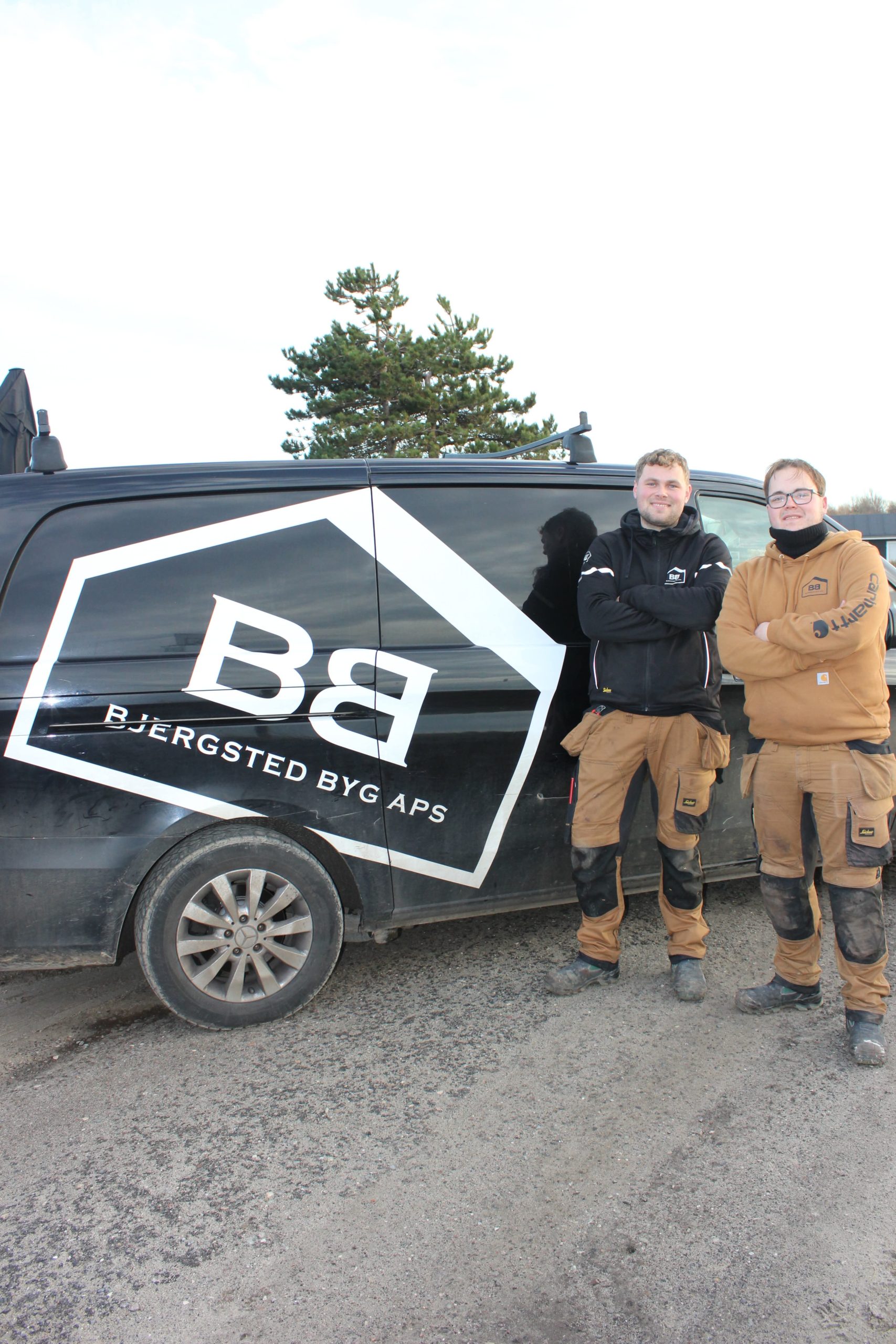 Bjergsted Byg ApS — Nicolai og Andreas ved firmabilen